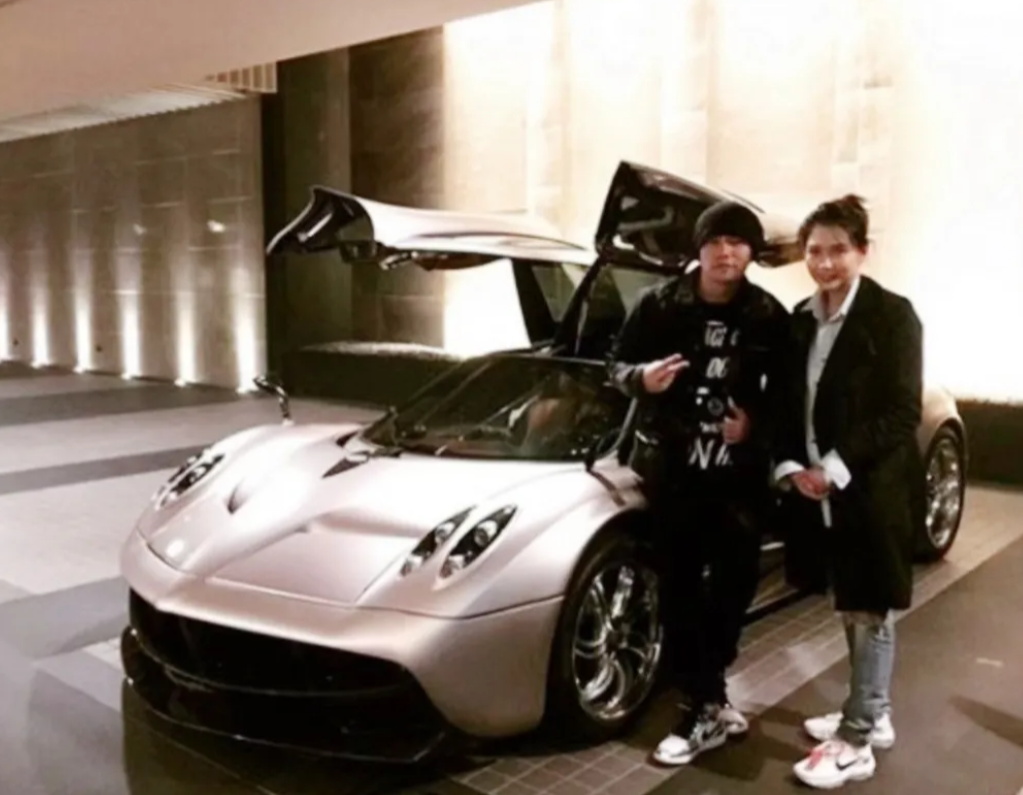 好多人看到周杰伦和邱淑贞站一起合影的照片，纷纷表示身高175的周杰伦竟然还没身高