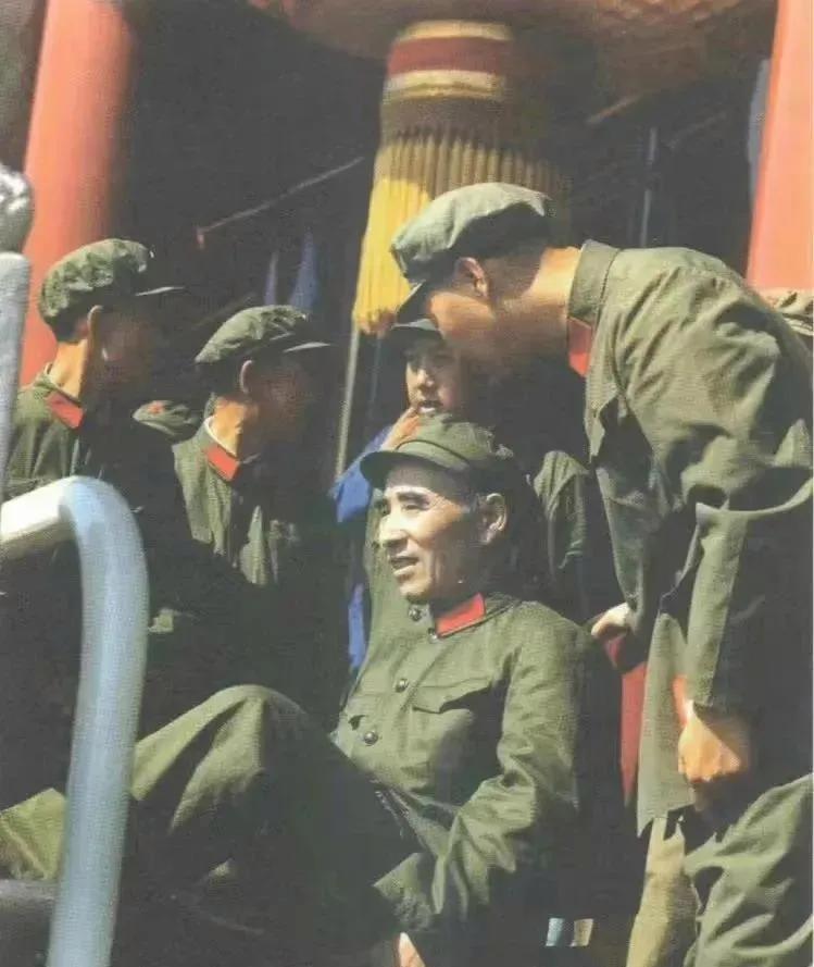 101身坐天安门城楼，脚踏栏杆，这张照片大概拍摄于上世纪60年代末，北京天安门城