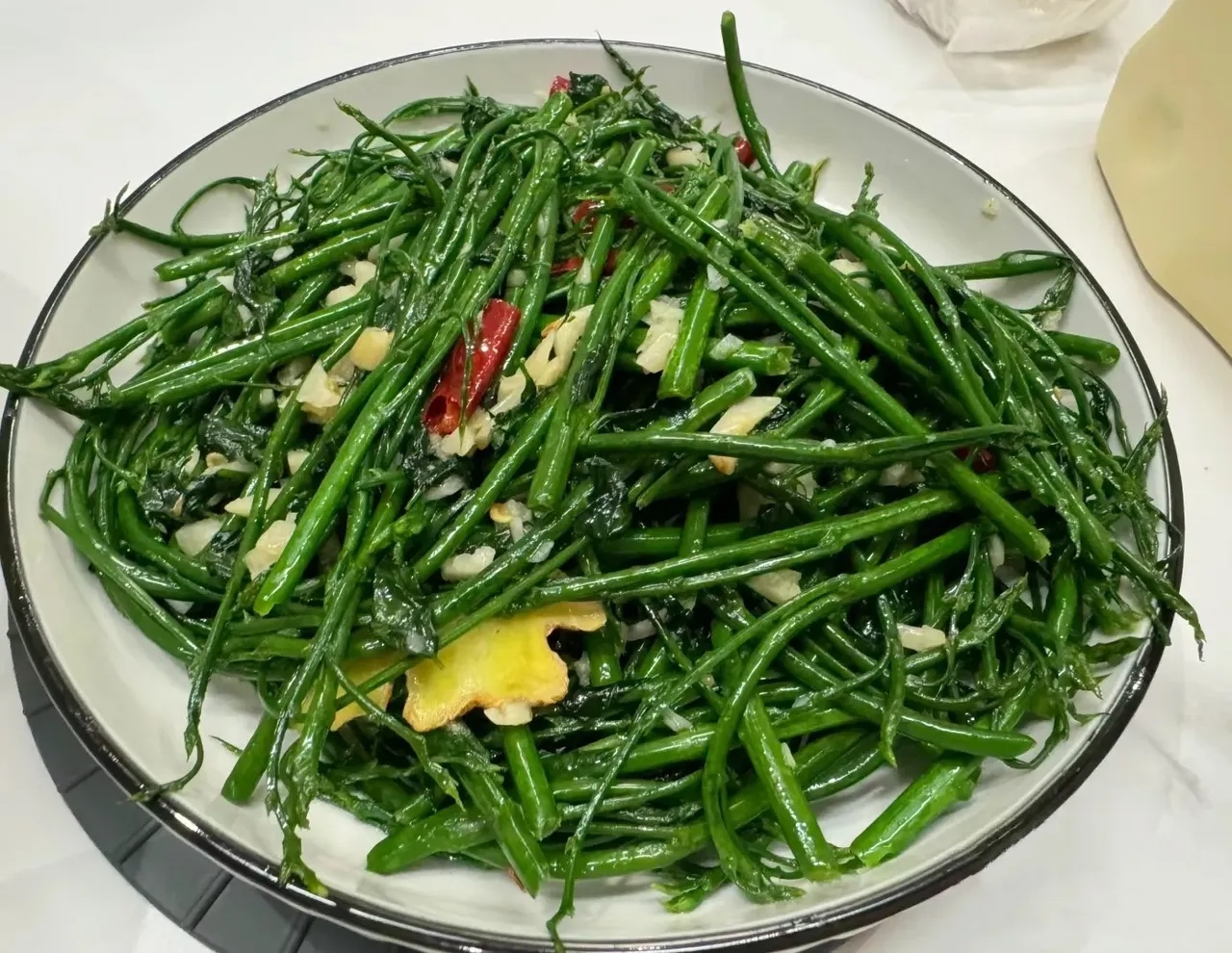 有没有广东的朋友，这是什么蔬菜，饭店点了这样一盘素的就要五十多[捂脸]
