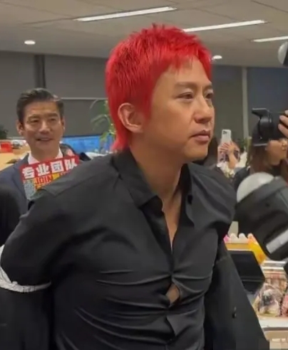 瞧瞧这两位百亿影帝满满的“求生欲”！邓超为了新片也是够拼的，直接染了红发，还全家