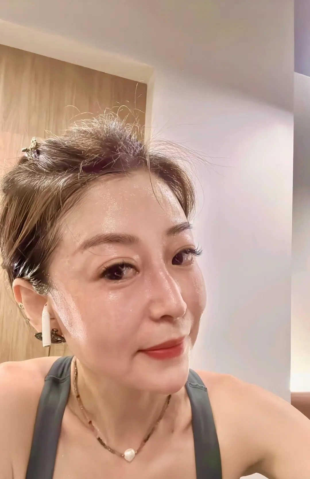去澡堂洗澡时，我仔细观察了许多进出澡堂的各年龄段的女人。我有以下几点感悟：
第一