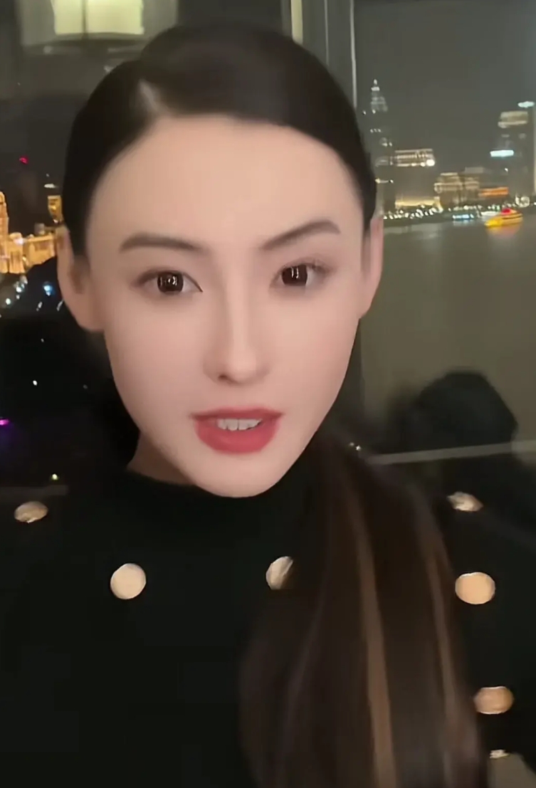 张柏芝
一个梳着丸子头的女人
一个没有任何绯闻的女人
一个称职尽心的妈妈
一个职