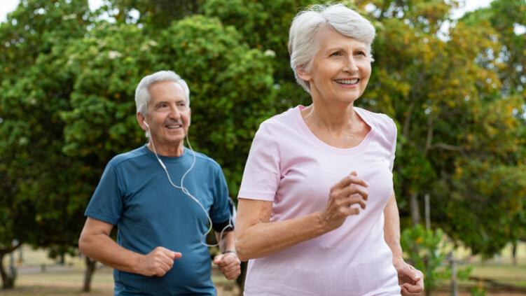 长期静养与天天锻炼的人，谁更长寿？调查36383名老人，给出答案