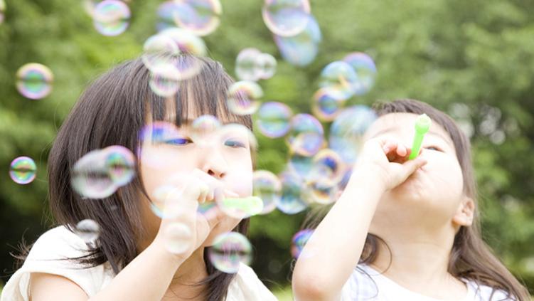 宝宝胆小害羞，过分依赖怎么办? 这四招教给你!