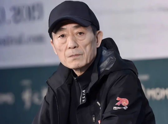 张艺谋导演此举起表率作用啦！74岁的他，竟然为小辈导演饺子高调发文了！他可是一个