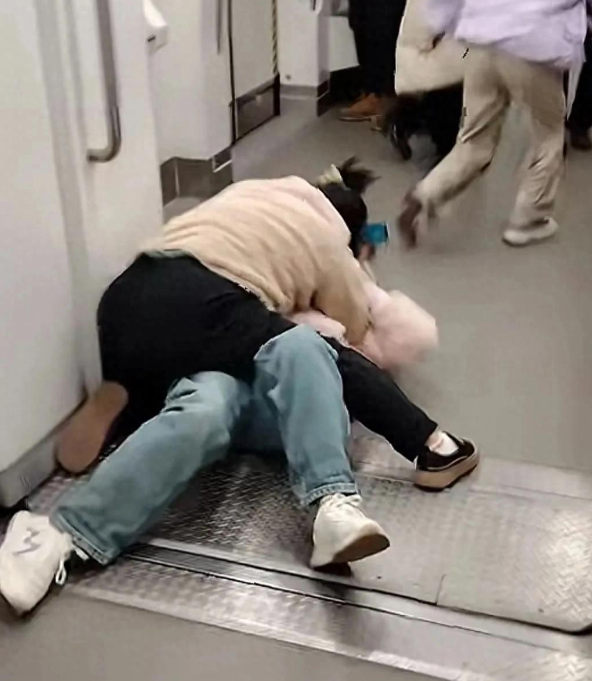 下手太狠了！大妈和一女子起冲突，女子被按在地上一直殴打头部，劝架的女生也被推倒，