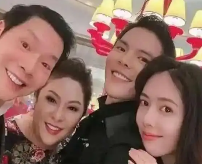 误把热度当认可：向太全家齐出圈，倪萍都让位，宁静早就说破了