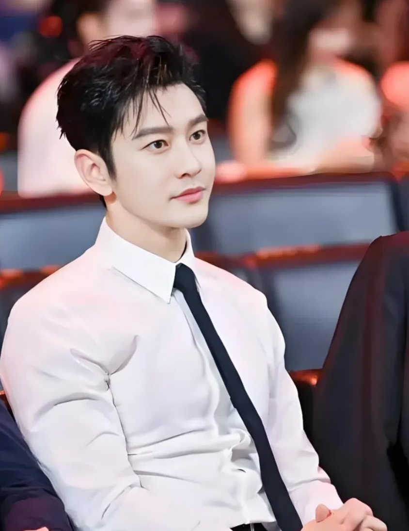 黄晓明感情路：历任女友大盘点
第一任前女友，秦岚，45岁，个子挺高，1米65。