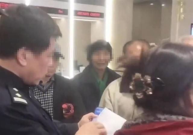 女子存40多万在银行离奇消失? 真是离了个大谱