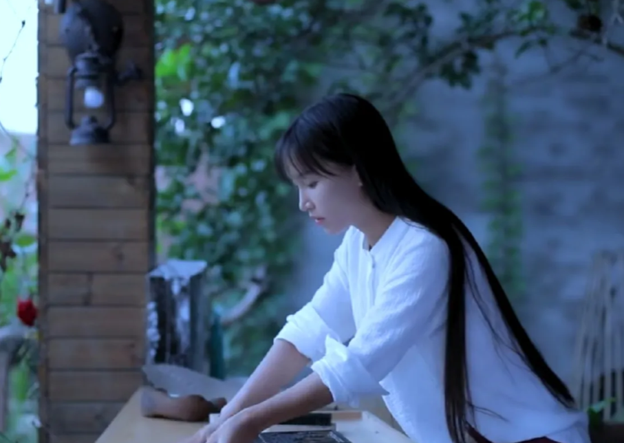 李子柒，再次走红，恰恰反映了当前网红行业中，存在的3个乱象:

1. 热衷于拍摄