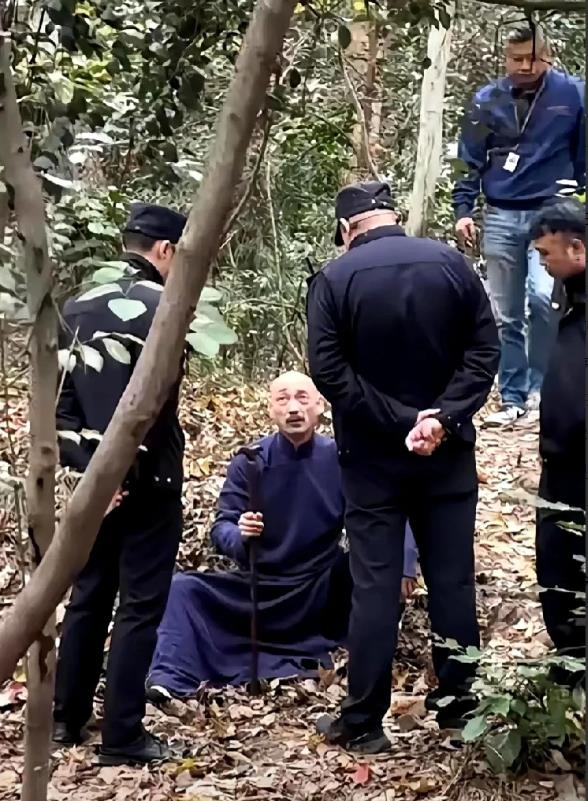 一位网友分享警察在中山陵抓到假扮蒋介石的冒充分子，这位假扮蒋介石的人在此处忽悠很