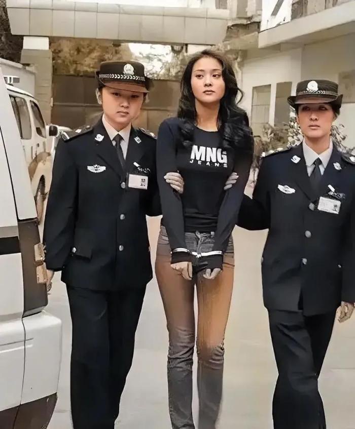 这位名叫毕丽梅的女子，原籍黑龙江，以其出众的外貌和独特的魅力吸引了众人的目光。然