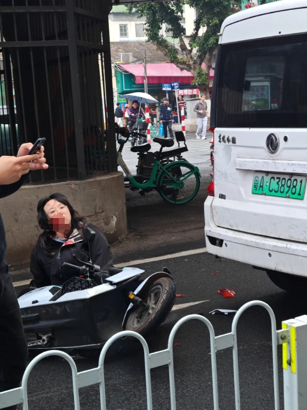 今早刚见到的，电动车撞面包车
