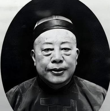 深夜，黄金荣的儿媳妇李志清偷偷跑进公公房间。李志清小心翼翼的走上床，一把抱住黄金