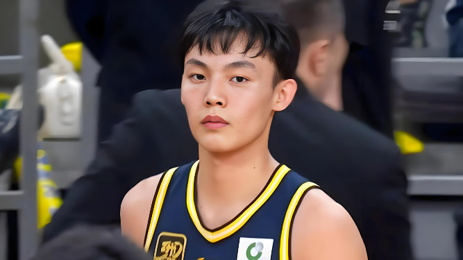 徐杰发声让黑粉们无地自容，中国男篮首发后卫真聪明。
昨天晚上，徐杰发布回国的视频