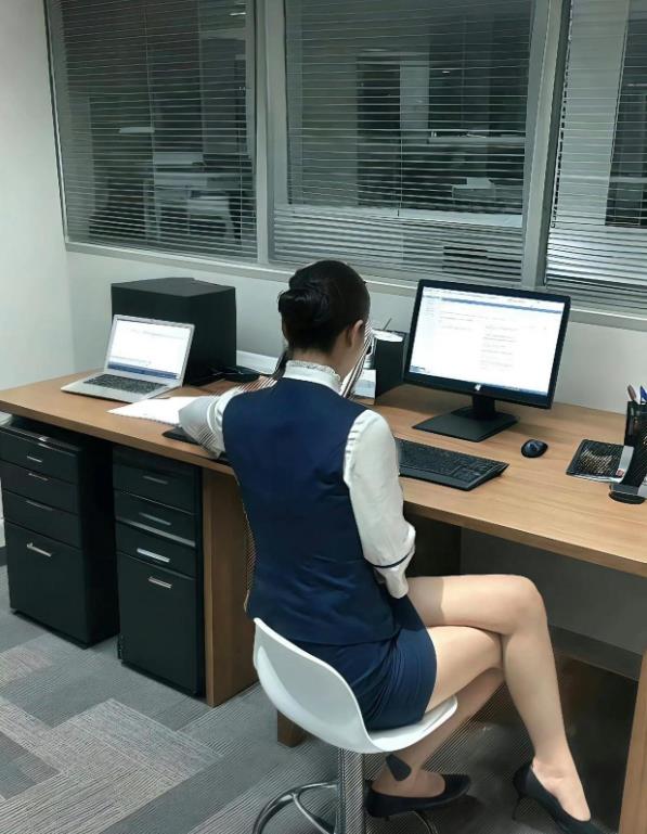 办公室新来的同事，忍不住多看了几眼……