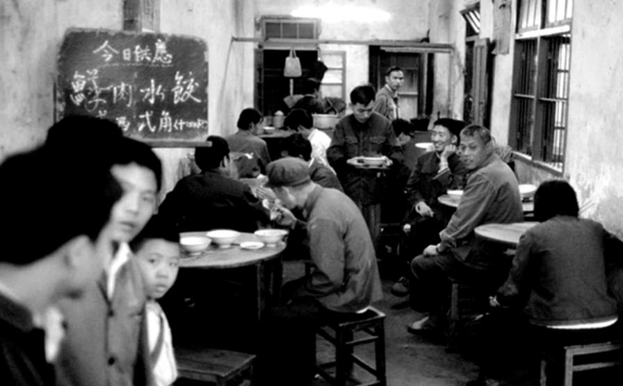 1986年，第47军参谋长邹庚壬外出公干归来，路遇2个喝得醉醺醺的小战士（刚砸了