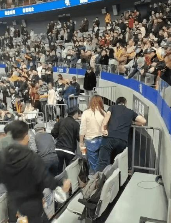 CBA顶格罚单：齐麟停3场罚10万，古德温停2场罚5万 刘炜潘江也被罚裁判的哨声