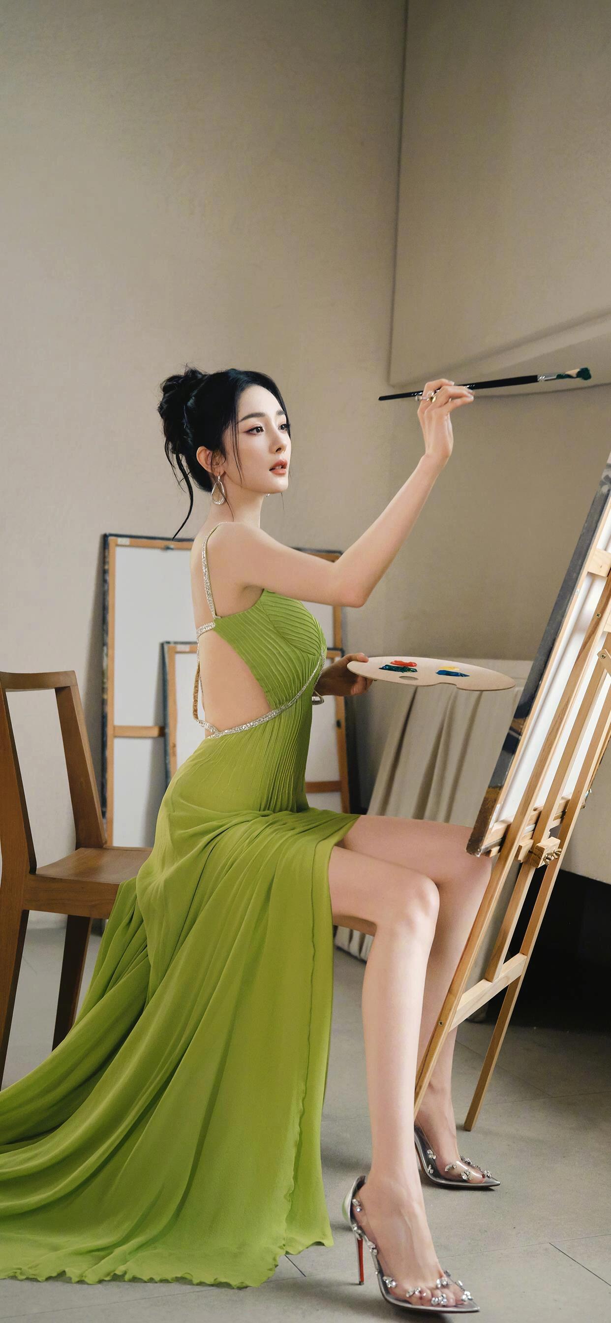 杨幂纯色系礼服