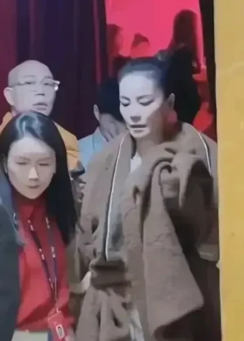 王菲独自一人回到了北京的家。尽管有工作人员陪伴，但此刻等待她的并不是谢霆锋。
