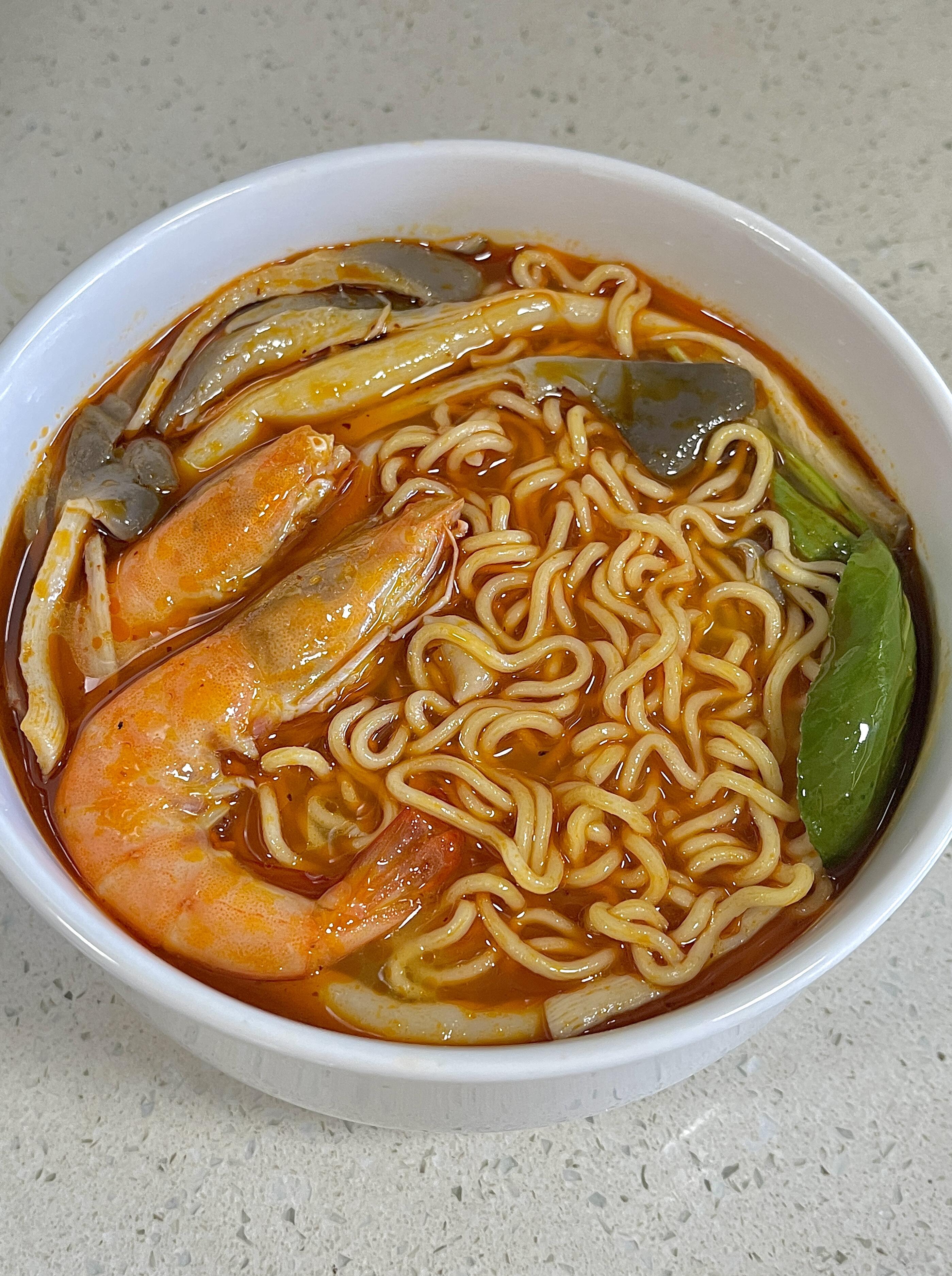 如果我去开店，这一定是招牌！！！
冬天的第一顿冬阴功面，酸辣过瘾好满足，这一口冬