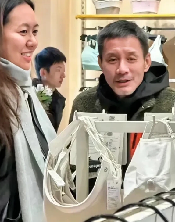 原来这是江珊的老公，感觉他长得很一般，根本就没有靳东帅气，如果和靳东同框的话，会