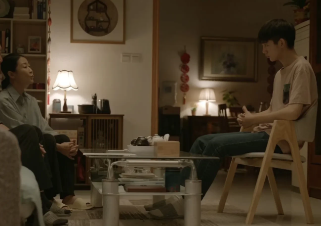 一高考生坚持要参加艺考，妈妈耐着性子问:“反正你就是铁了心要考动漫对不对？”男孩