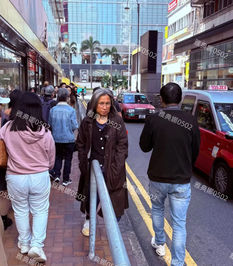 香港街头偶遇吴君如的老公陈可辛!
他本人个子好矮瘦瘦小小的，看起来年纪不小了头发