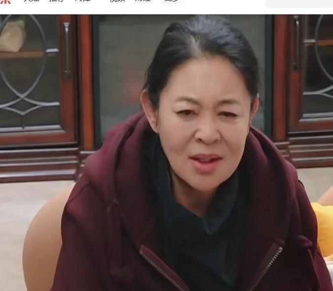 倪萍和蔡明正在背地里聊刘晓庆的坏话，结果刘晓庆突然出现，把两人当场“抓包”，场面
