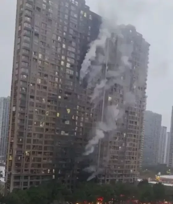 南京这次火灾，早在三年前，就有人在网上提醒大家这个隐患。

有个网友叫“半穷不穷