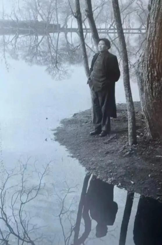 1954年，毛主席站在西子湖畔，双手插在裤兜里，正在眺望远方。

毛主席非常喜欢
