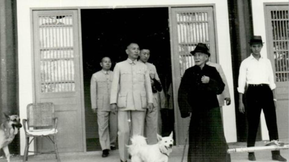 蒋万安的曾祖父蒋介石，由蒋孝武等人陪同，游览日月潭玄奘寺