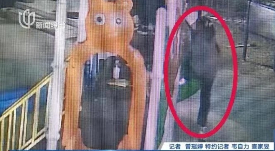 上海。女孩玩滑梯为了抢占先机从滑梯侧面爬上去，一个不留神，女孩摔落致十级伤残，全