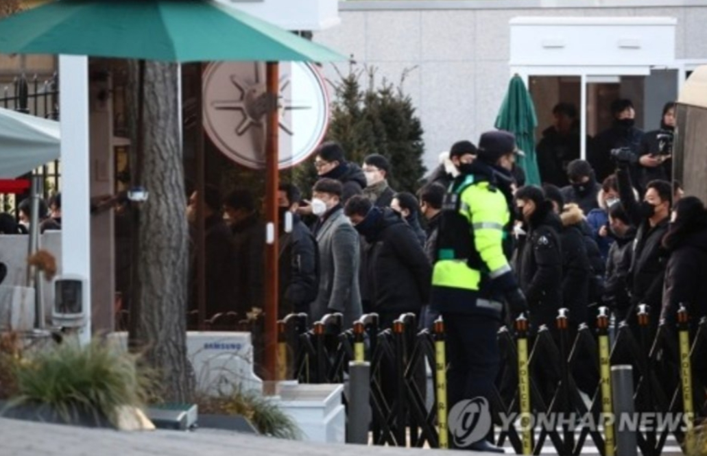 突破总统官邸军队阻拦和第一、第二道防线，逼近尹锡悦，“逮捕成功率大增”！
清晨6