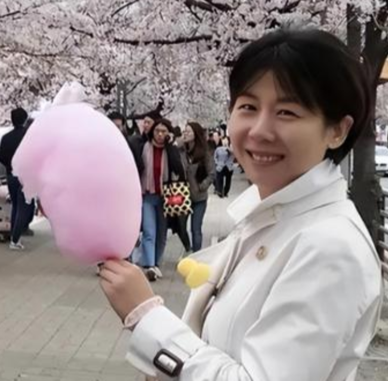 究竟为何他要毁掉了自己女儿？1999年湖北687分文科女状元戴柳，被父亲偷改志愿