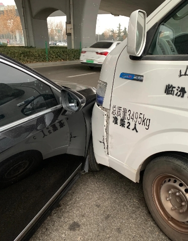 大家好，有没有懂法的朋友，我自己家的车年前被一辆运货车撞了，对方全责。但对方只有
