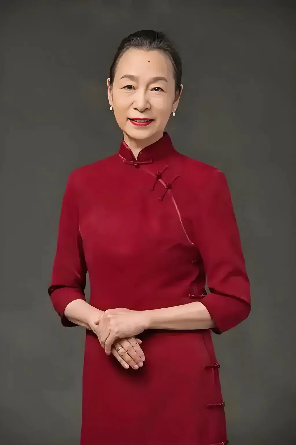 非常喜欢奚美娟老师，看过她参演的许多作品，都是饰演善良的正派人物，大概是本色出演