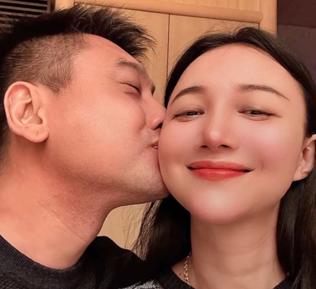 直播间，有网友问朱孝天，你有孩子吗？朱孝天说，没有。网友说，那你老了怎么办？朱孝