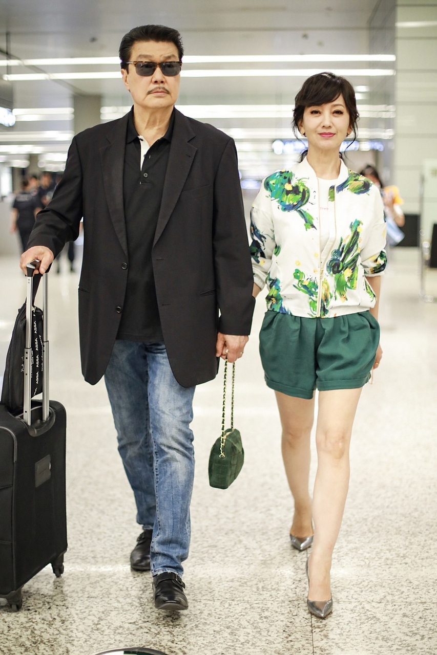 我滴妈呀，这是怎么保养的啊？男78岁，女71岁，这对恩爱夫妻真是驻颜有术啊！
尤