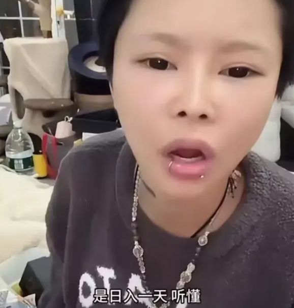网红顾茜茜在直播时说：“就算我在床上躺一天什么都不干，抖音橱窗成交金额都能有11
