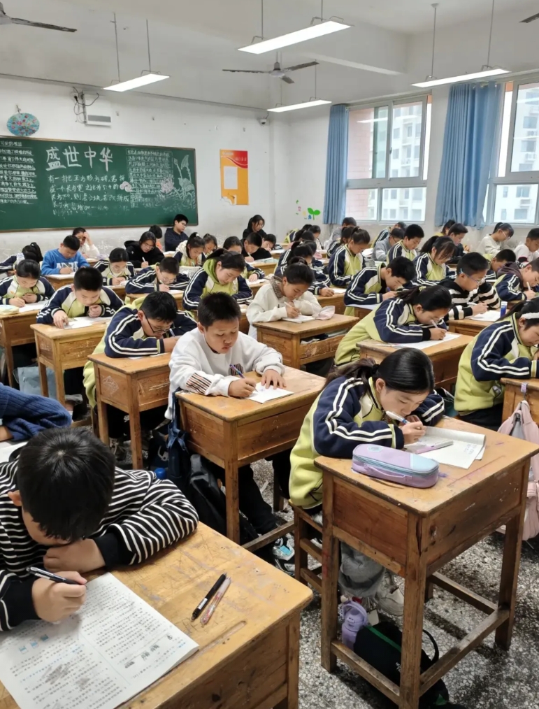 教师，真的是一个高危职业！
今天听到几个同事在低声议论，才知道八年级的年级主任在