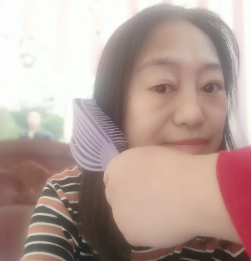 今天闺女给洗澡了，又给吹的头发。享受小棉袄的关爱，心里暖暖的，说不出的感动，也有