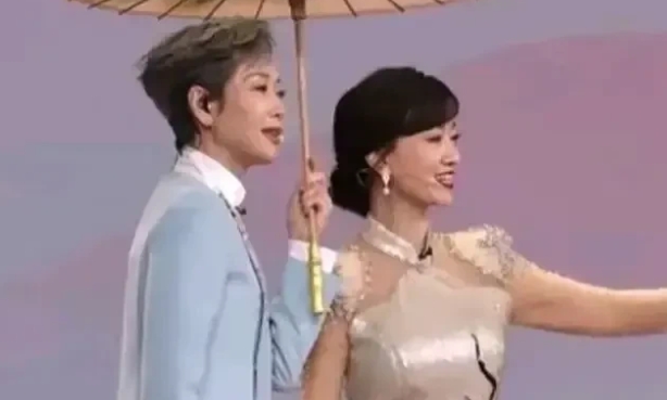 赵雅芝之所以不穿戏服，是因为她知道她再也回不去了，就算现在的妆容再怎么高级，戏服