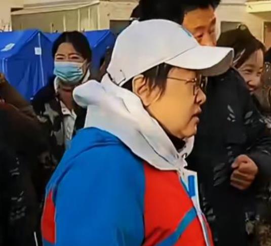 韩红是一个有大爱的人，不辞辛苦，乐此不疲做善事，是文艺界天花板。
 
春晚应邀请