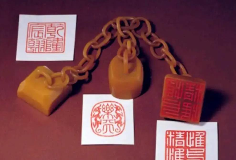 1950年，正在接受改造的溥仪听说中国要出兵援助朝鲜，突然找到看守，撕开自己的棉