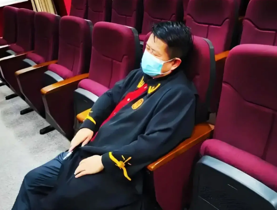 一法官朋友说一外省纪检人员来法院调取相应卷宗材料。过程中得知其中一纪检人员也曾是