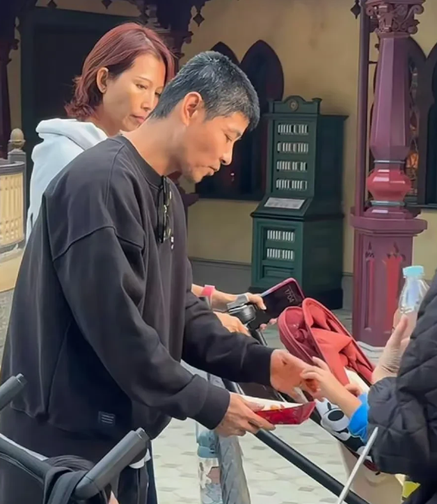 50岁的张晋已经满头白发了，这一身造型就是我们普通人的常态。

旁边的蔡少芬则一