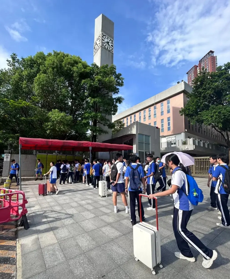 上了重点高中，回头看，初中三年最不后悔的就是做对了这9件事：


1、每天坚持背