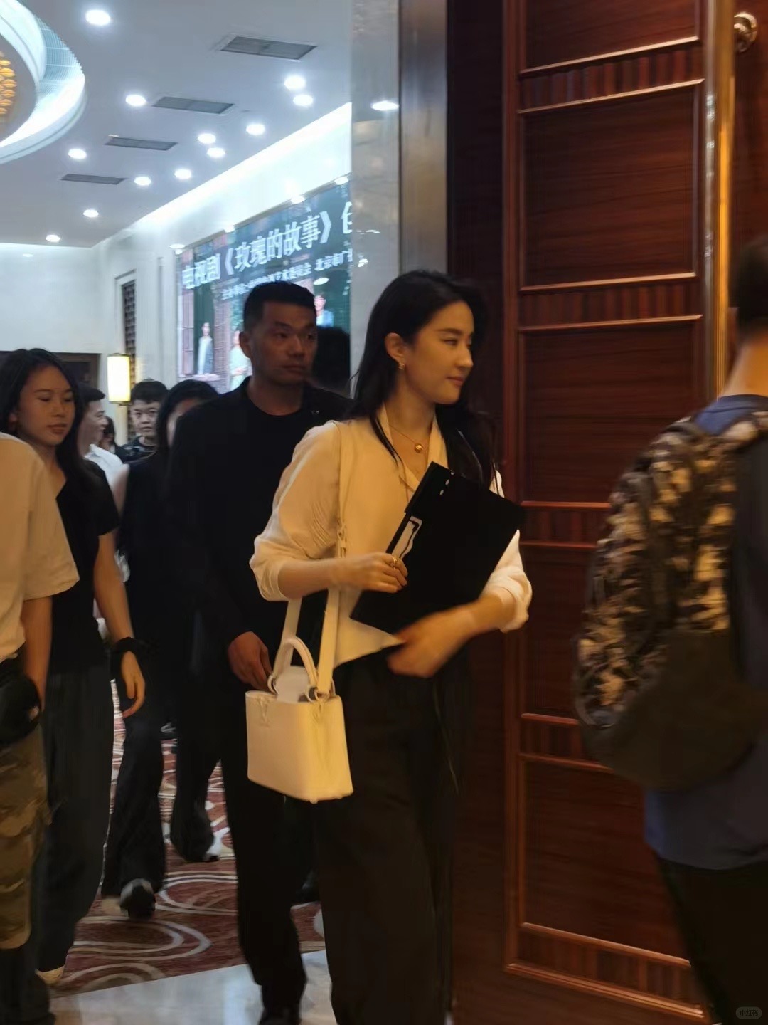 我的天呐！
终于亲眼见到刘亦菲本尊，原来她本人并不丰满，反而身材高挑。穿着简单却