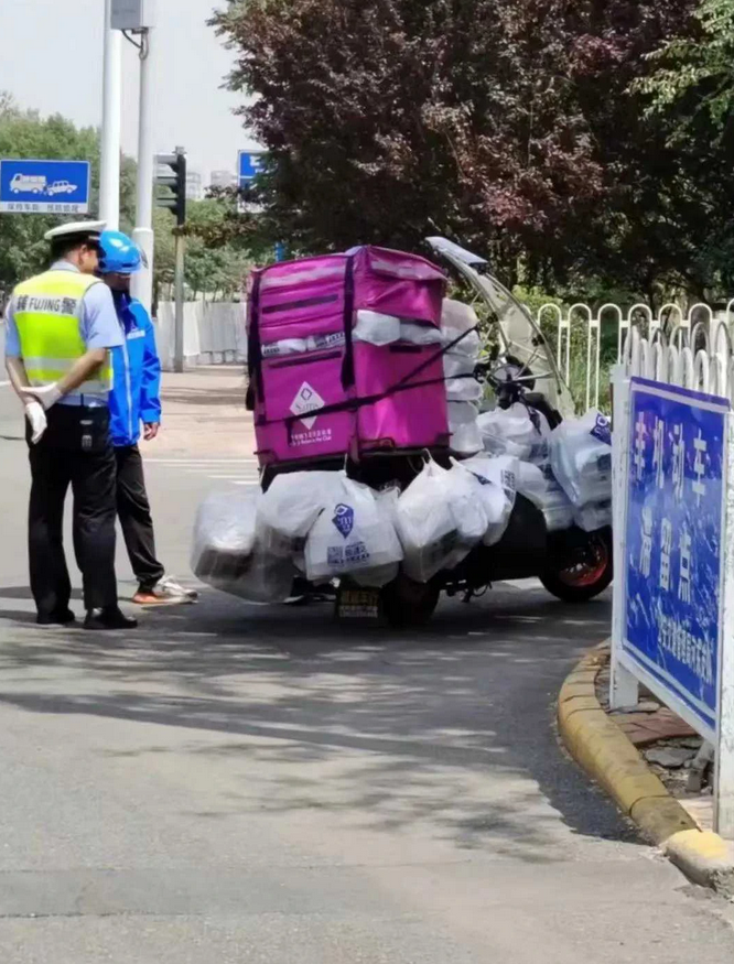 交警叔叔此时在想什么？
